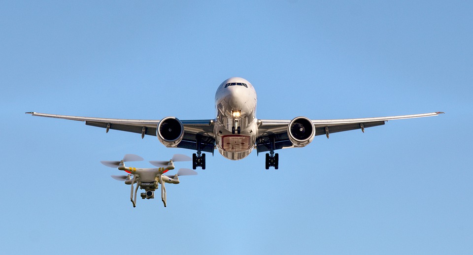 Carnet de vol DRONE: Journal de bord et suivi des vols de drones | Fiches à  compléter pour noter et planifier chaques sorties avec checklist avant et
